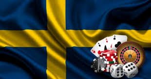 Svensk flagga i bakgrunden och spelkort, spelmarker, tärningar och rouletthjul i förgrunden